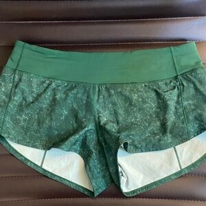 lululemon Speed up Low Rise Lines Short 2.5”
Size 6
